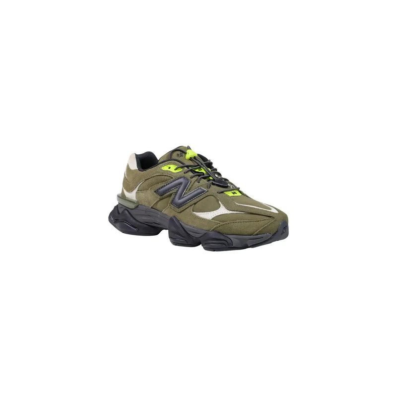 New Balance Grüne Herren-Sneaker aus Wildleder mit olivgrünen Akzenten in Schwarz und Neongelb.