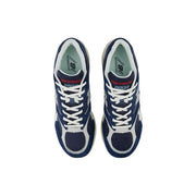 New Balance graue Herren-Sneaker aus Wildleder mit marineblauem und weißem Mesh-Obermaterial und roten Markenelementen