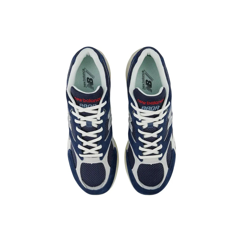 New Balance graue Herren-Sneaker aus Wildleder mit marineblauem und weißem Mesh-Obermaterial und roten Markenelementen