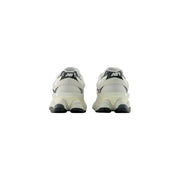 New balance Graue Herren-Sneaker aus Wildleder im weiß-schwarzen 990v3-Design mit klobiger, mehrlagiger Sohle