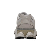 Hellgrau new balance Herren-Ledersneaker 990v3 mit klobiger Sohle und dezentem Fersenlogo, von der Rückseite gesehen