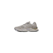 New Balance Weiße, sportliche Herren-Sneaker aus Leder mit elegantem, klobigem Obermaterial aus grauem Mesh und Wildleder sowie goldenen Akzenten an der Ferse.
