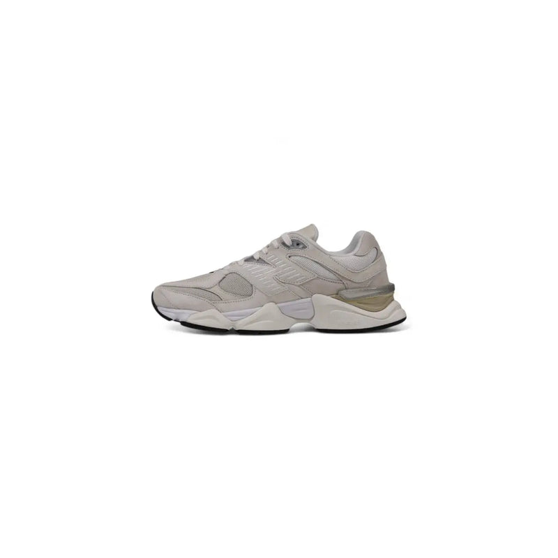 New Balance Weiße, sportliche Herren-Sneaker aus Leder mit elegantem, klobigem Obermaterial aus grauem Mesh und Wildleder sowie goldenen Akzenten an der Ferse.