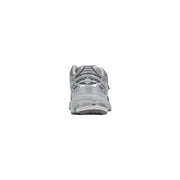 New Balance Herren-Sneaker 1906R, silberfarben, mit Obermaterial aus silberfarbenem Mesh und Kunstleder sowie einer transparenten, luftgepolsterten Sohle.