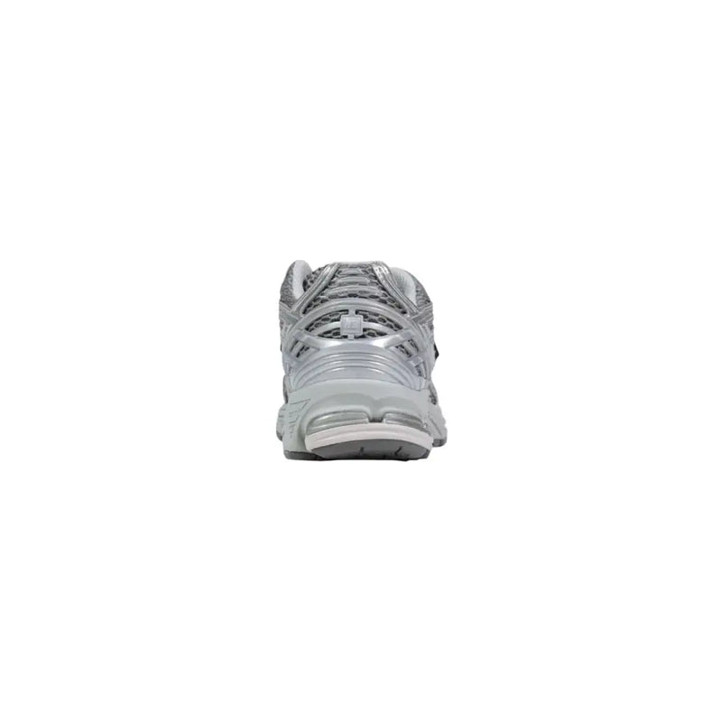 New Balance Herren-Sneaker 1906R, silberfarben, mit Obermaterial aus silberfarbenem Mesh und Kunstleder sowie einer transparenten, luftgepolsterten Sohle.