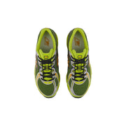 Leuchtendes Neongrün new balance Herren-Sneaker mit schwarzen Schnürsenkeln und dezenten orangefarbenen Akzenten aus synthetischem Material