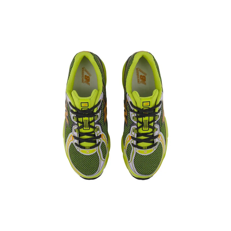 Leuchtendes Neongrün new balance Herren-Sneaker mit schwarzen Schnürsenkeln und dezenten orangefarbenen Akzenten aus synthetischem Material