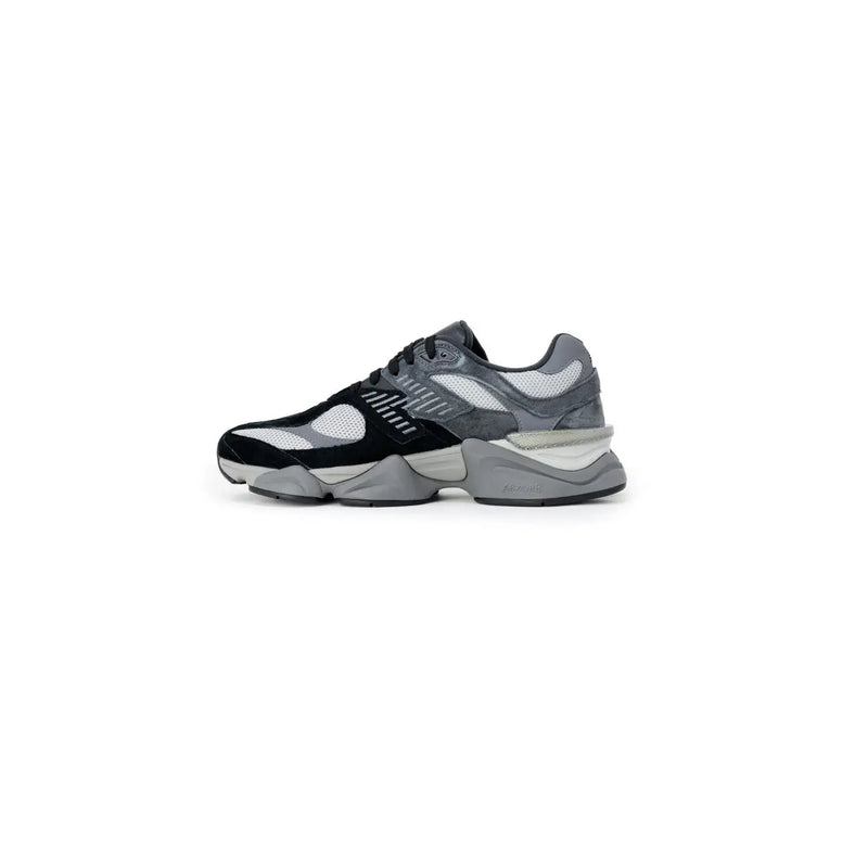New Balance Herren-Sneaker mit grauer Gummisohle, schwarzem und grauem Obermaterial und klobigem, mehrlagigem Sohlendesign