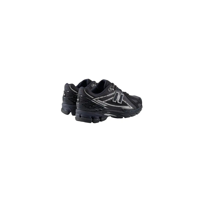 New Balance Schwarze Herren-Sneaker aus Synthetikmaterial mit silbernen Akzenten und profilierter Gummisohle zum Laufen