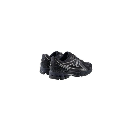 New Balance Schwarze Herren-Sneaker aus Synthetikmaterial mit silbernen Akzenten und profilierter Gummisohle zum Laufen