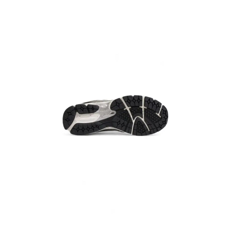 Schwarzer und silberner Asics Gel-Nimbus 23 Laufschuh mit profilierter Gummisohle, abgebildet mit weißem Leder new balance Herren-Sneaker Größe 3,5