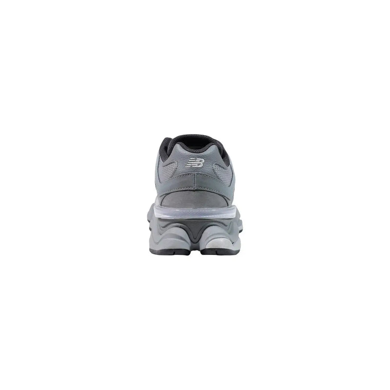 New balance Graue Herren-Sneaker aus Wildleder mit strukturiertem Obermaterial und mehrlagiger Zwischensohle im grauen 990v4-Design
