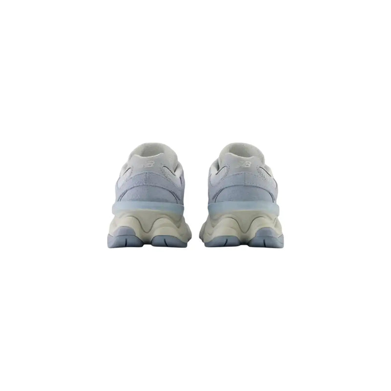 New Balance Herren-Sneaker aus Wildleder, hellblau mit cremefarbenen Akzenten und klobiger, mehrlagiger Sohle