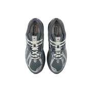 New Balance Herren-Sneaker aus Synthetik, grau, geometrisches Design mit grau-silbernem Mesh-Obermaterial und weißen Schnürsenkeln, Laufschuhe