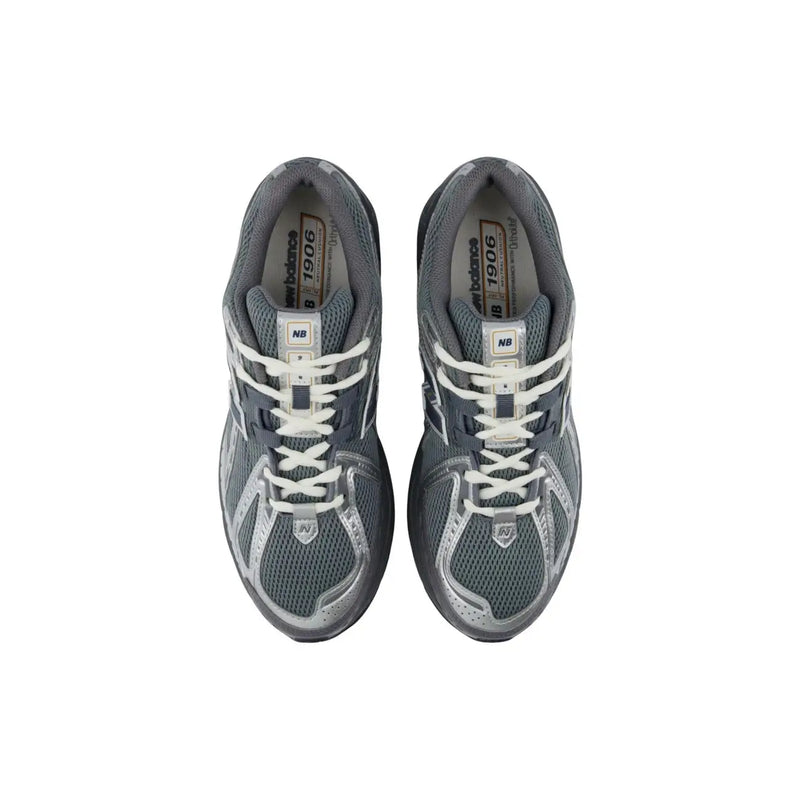 New Balance Herren-Sneaker aus Synthetik, grau, geometrisches Design mit grau-silbernem Mesh-Obermaterial und weißen Schnürsenkeln, Laufschuhe