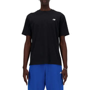 New Balance Herren schwarze Kurzarm t-shirt mit kleinem weißen Logo auf der Brust aus atmungsaktivem Stoff