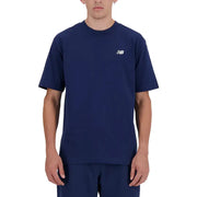 Marineblau new balance Männer t-shirt mit kurzen Ärmeln und kleinem weißen Logo auf der linken Brust, ideal für die Freizeit.