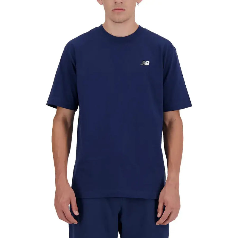Marineblau new balance Männer t-shirt mit kurzen Ärmeln und kleinem weißen Logo auf der linken Brust, ideal für die Freizeit.