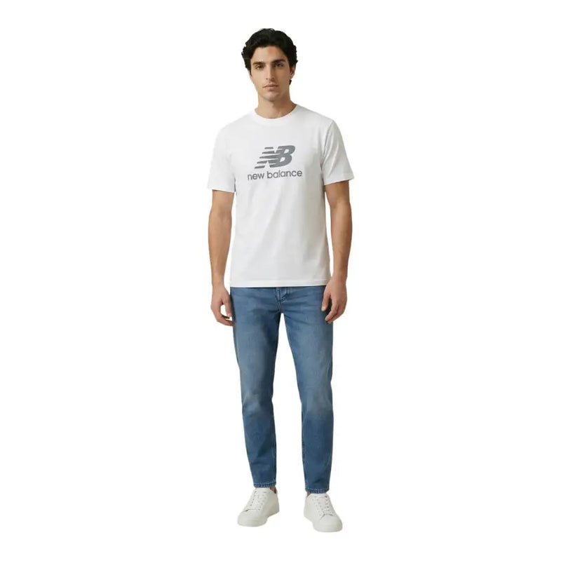 New balance Männer t-shirt in Weiß mit grauem Logo und Schriftzug auf der Brust, ideal für Freizeitkleidung