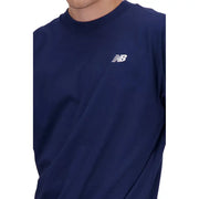 Marineblau New Balance Herren-Rundhalsausschnitt t-shirt mit weißem, gesticktem Logo auf der linken Brust für Freizeitkleidung