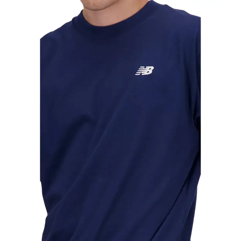 Marineblau New Balance Herren-Rundhalsausschnitt t-shirt mit weißem, gesticktem Logo auf der linken Brust für Freizeitkleidung