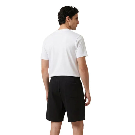Schwarz new balance Männer t-shirt mit elegantem, minimalistischem Design und dezenten Seitentaschen für lässige Kleidung