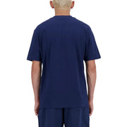 New Balance Männer t-shirt in Marineblau mit kurzen Ärmeln und aus einem bequemen Baumwollmischgewebe