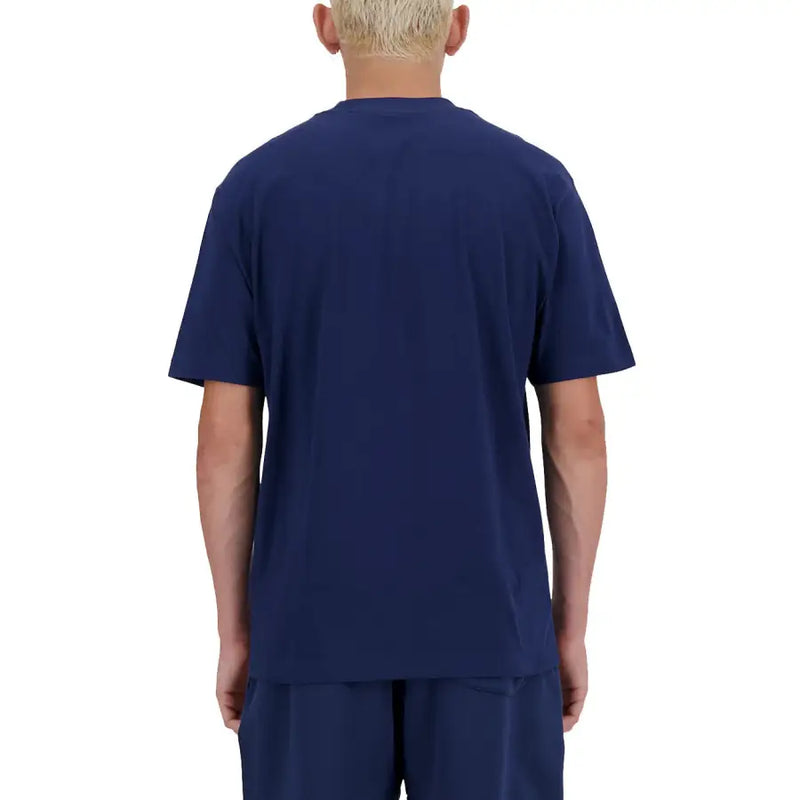 New Balance Männer t-shirt in Marineblau mit kurzen Ärmeln und aus einem bequemen Baumwollmischgewebe