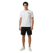 Weiß new balance Männer t-shirt mit rotem und schwarzem Logo auf der linken Brust, geeignet für Freizeitkleidung