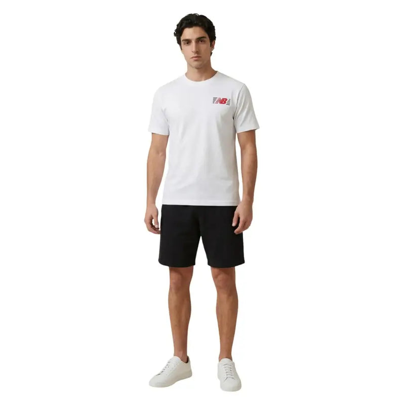 Weiß new balance Männer t-shirt mit rotem und schwarzem Logo auf der linken Brust, geeignet für Freizeitkleidung