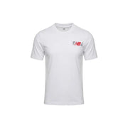 New Balance Männer t-shirt in Weiß mit einem rot-schwarzen Logo auf der linken Brust für Freizeitkleidung