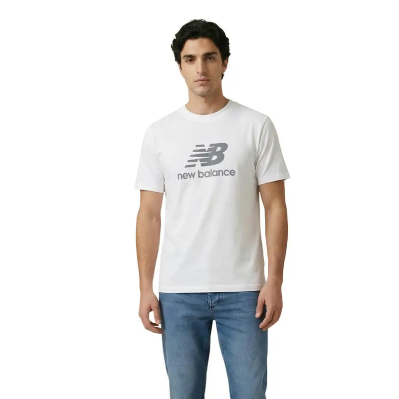New Balance Männer t-shirt in Weiß mit grauem Logo und Schriftzug auf der Brust, bequeme Freizeitkleidung