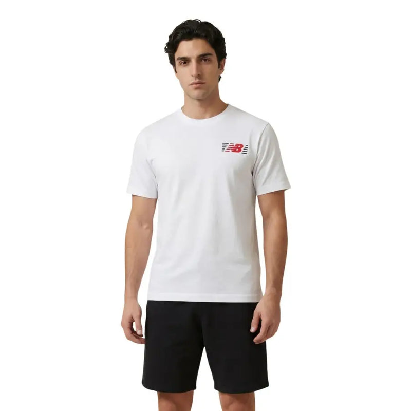 New Balance Männer t-shirt in Weiß mit einem rot-schwarzen Logo auf der Brust, aus atmungsaktivem Stoff