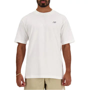 Weiß new balance Männer t-shirt mit kurzen Ärmeln und dezentem grauen Logo auf der Brust aus atmungsaktivem Baumwollgewebe