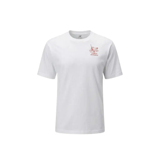 New Balance Männer t-shirt in Weiß mit einer dezenten roten Vintage-Radiografik auf der linken Brust