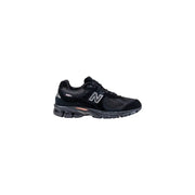Schwarz new balance Laufschuh mit weißen Akzenten und Mesh-Obermaterial.