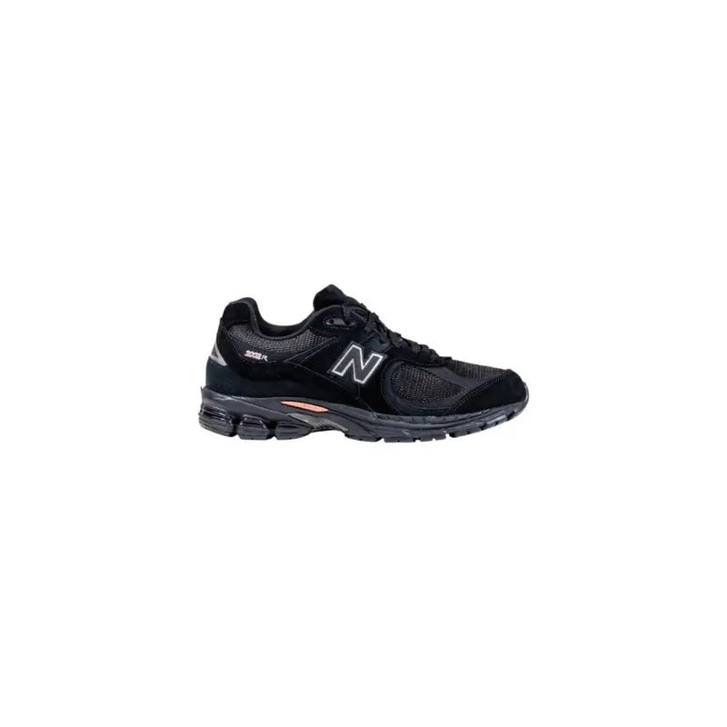 Schwarz new balance Laufschuh mit weißen Akzenten und Mesh-Obermaterial.