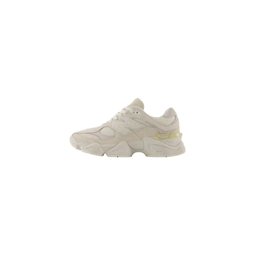 New Balance Beigefarbene Wildleder-Sneaker für Damen mit Mesh-Obermaterial, klobiger Gummisohle und durchscheinend gelbem Fersenakzent