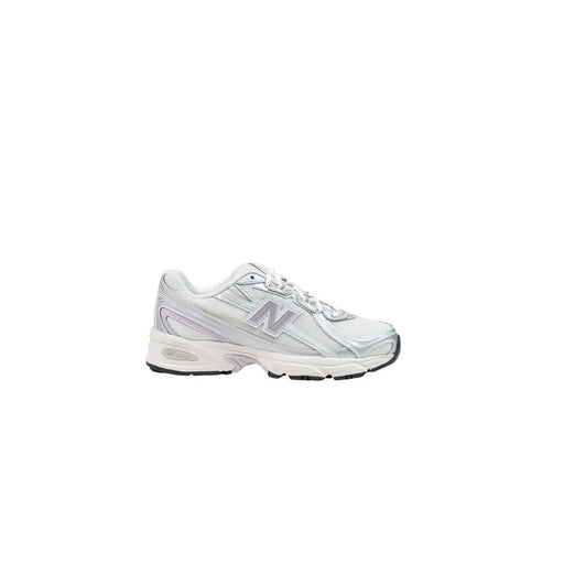 Silber new balance Damen-Laufschuh mit elegantem, modernem Design und weißen Akzenten aus Synthetikmaterial zum Hineinschlüpfen.