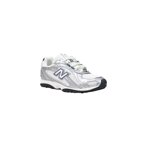 New Balance Blaue Damen-Sneaker zum Hineinschlüpfen aus Synthetik mit silber-weißem Mesh-Obermaterial, schwarzer Sohle und marineblauen Logo-Akzenten.