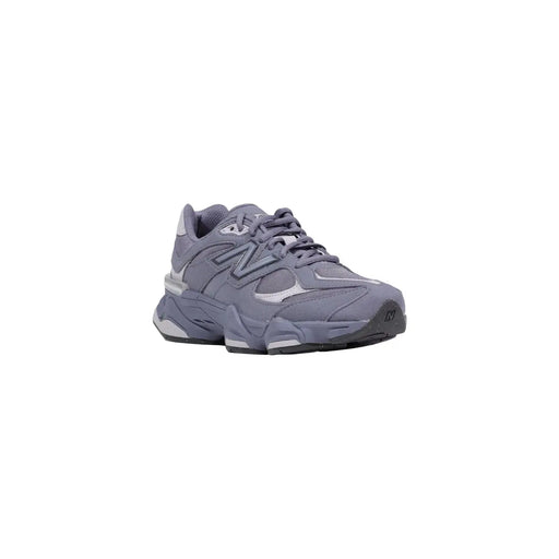 New Balance Graue Damen-Sneaker aus Wildleder mit markanter, mehrlagiger Sohle und atmungsaktivem Mesh-Obermaterial