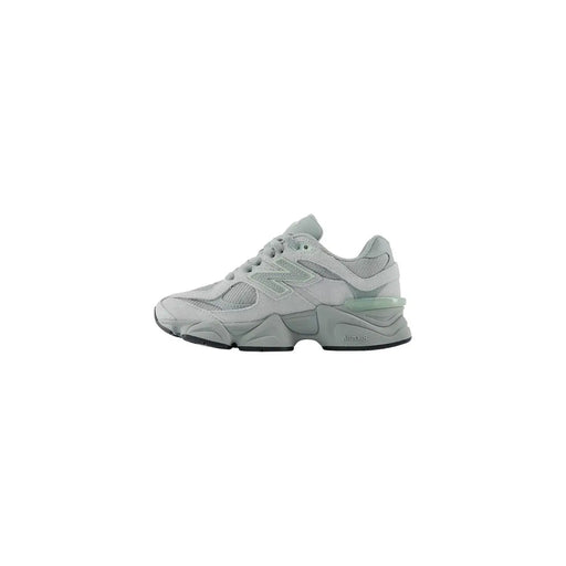 New Balance Graue Damen-Sneaker aus Leder mit grauem 990v5-Mesh und synthetischen Overlays sowie einem transparenten grünen Akzent an der Zwischensohle.