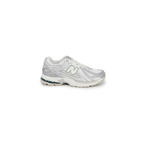 New Balance Damen-Sneaker in Silber, Größe 3, mit weißem und silbernem Mesh-Obermaterial und Gummisohle