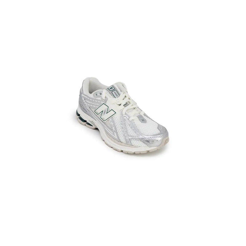 White New Balance 260 running shoe with silver mesh and synthetic overlays in fabric size 3 for women