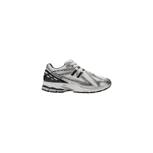 New Balance Silberne Damen-Skate-Sneaker zum Hineinschlüpfen mit schwarzem Mesh-Obermaterial und Gummisohle, entworfen für die Freizeit