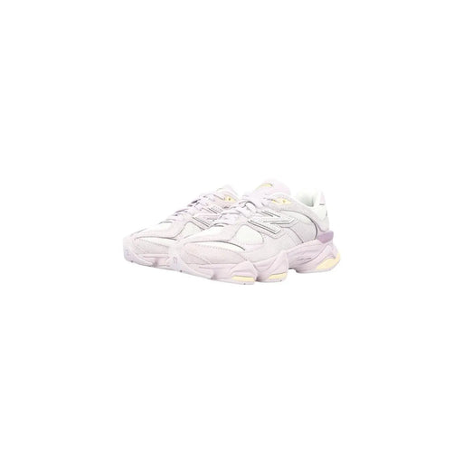 New Balance Damen-Sneaker aus Wildleder in Fliederfarben mit weißen und hellvioletten Farbtönen und einer markanten, mehrlagigen Sohle