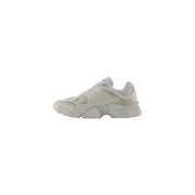 New Balance women white synthetic sneakers with cream-colored chunky design and layered mesh and synthetic upper