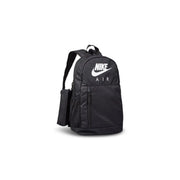 Nike Rucksack BA6032 für Herren in Schwarz mit weißem Logo und seitlicher Netztasche, Vorderansicht