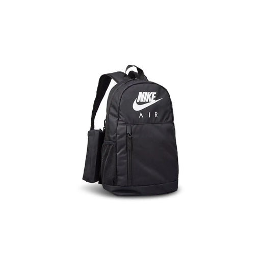 Nike Rucksack BA6032 für Herren in Schwarz mit weißem Logo und seitlicher Netztasche, Vorderansicht