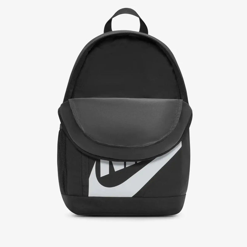 Nike Schwarzer Herrenrucksack mit weißem Swoosh-Logo und grauer Frontklappe, Vorderansicht